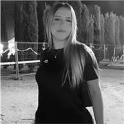 Profesora de inglés imparte clases lúdicas y sencillas a niños y niñas de primaria